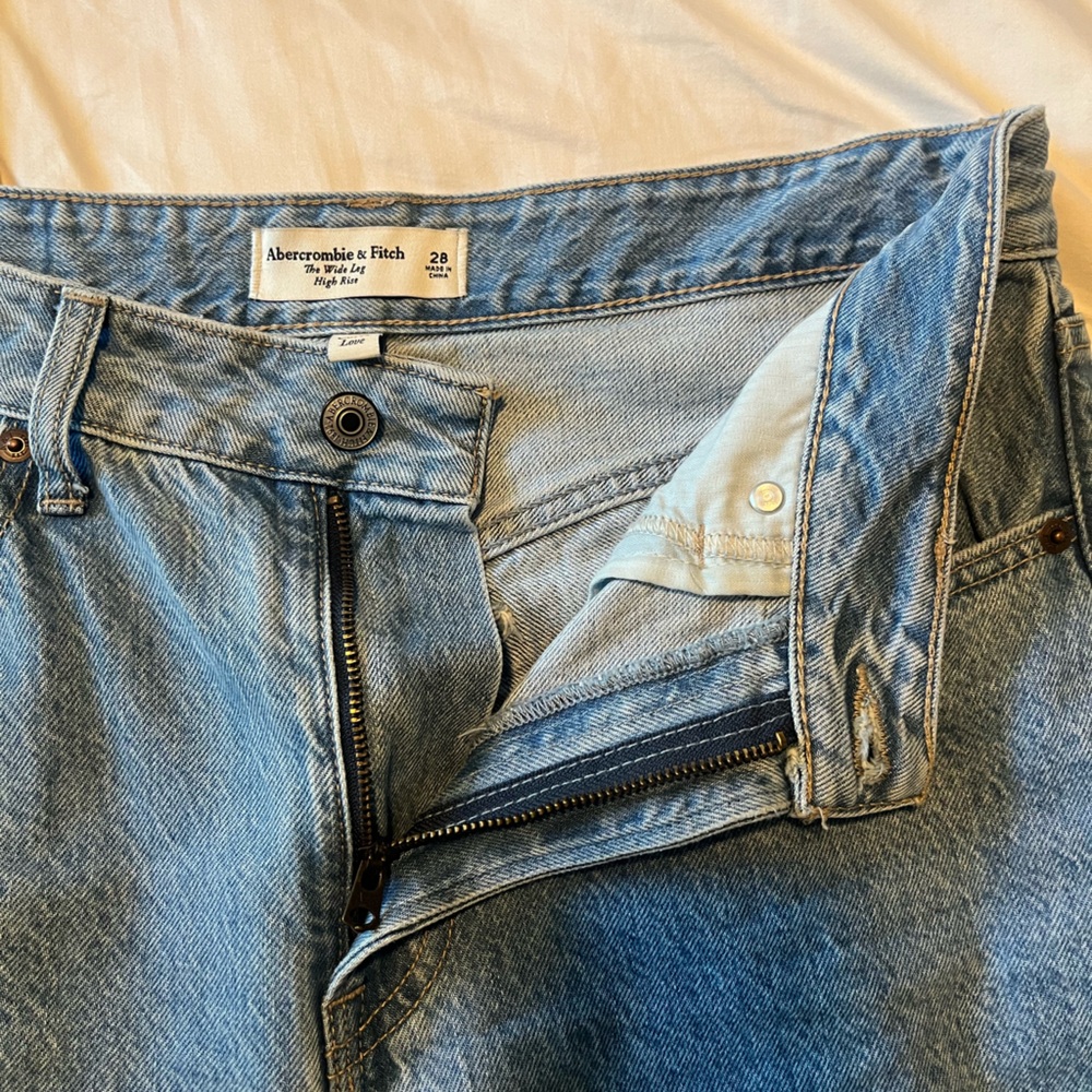 Abercrombie & Fitch High-Rise Wide Leg Light Blue Jeans - Picture 4 of 5